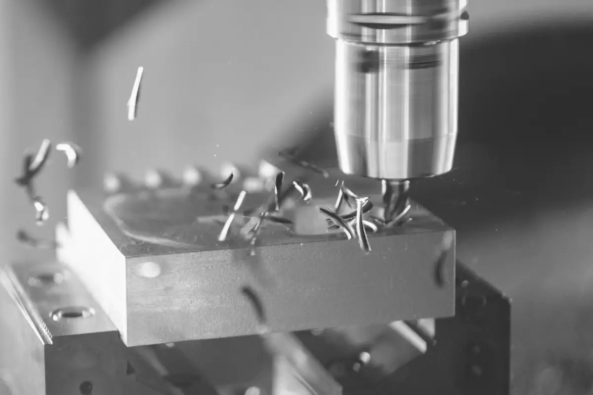 Fräser bearbeitet einen Aluminiumblock