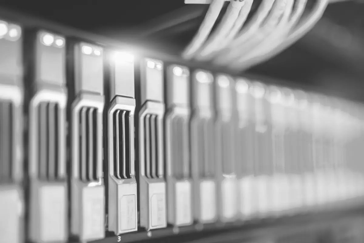Servereinschübe mit Netzwerkkabeln im Rack