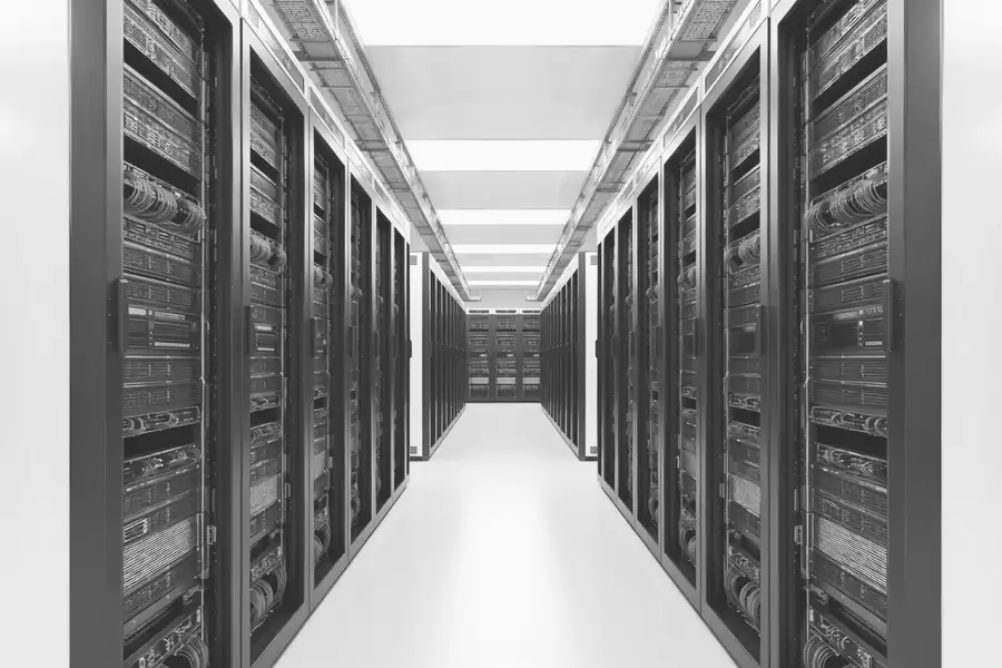 Gang zwischen Serverschränken im Rechenzentrum